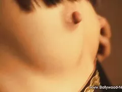 לוקחת את סיס סרטי פורנו לצפייה ישירה לסיבוב
